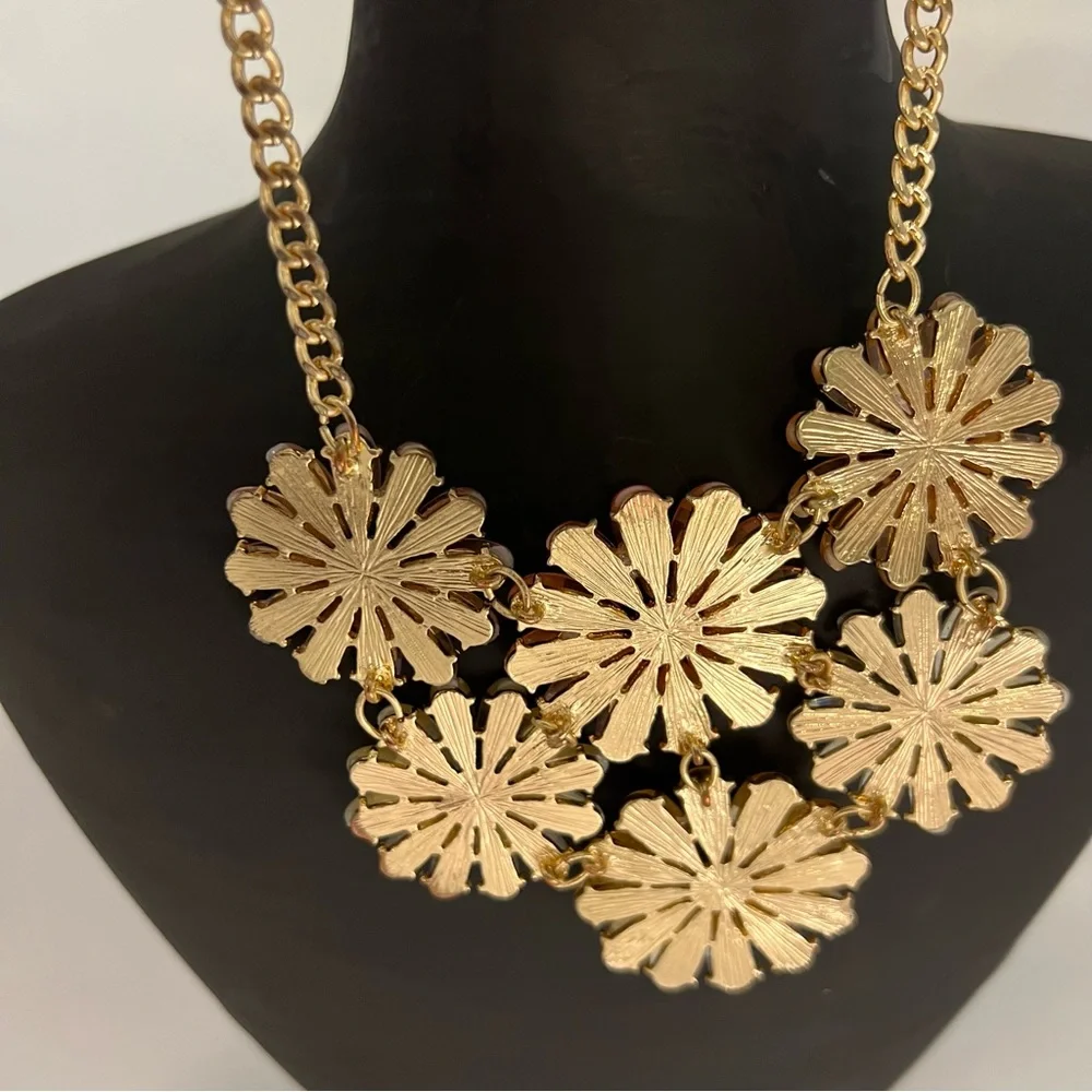MACY’S PASTEL‎ DAISY STATEMENT NECKLACE $45